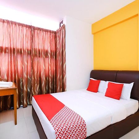 Super Oyo 414 Adiff Palace Hotel Sepang Exterior photo