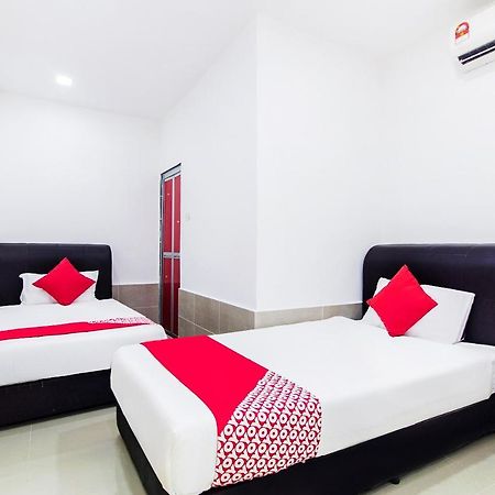 Super Oyo 414 Adiff Palace Hotel Sepang Exterior photo