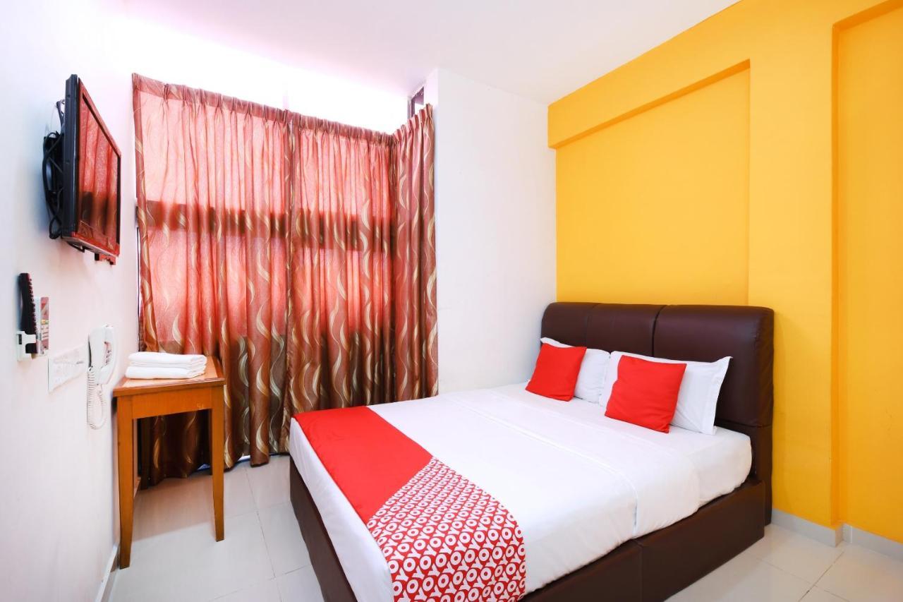 Super Oyo 414 Adiff Palace Hotel Sepang Exterior photo