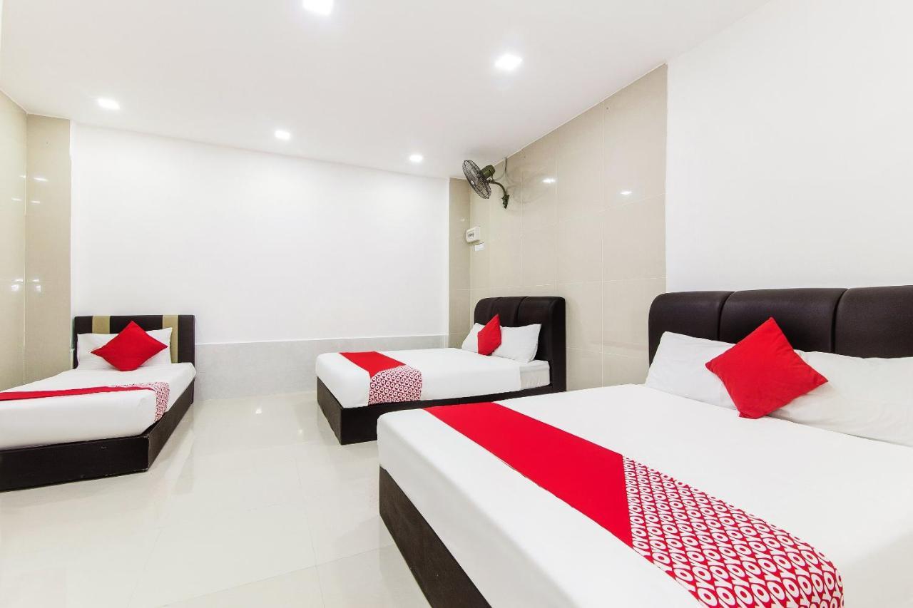 Super Oyo 414 Adiff Palace Hotel Sepang Exterior photo