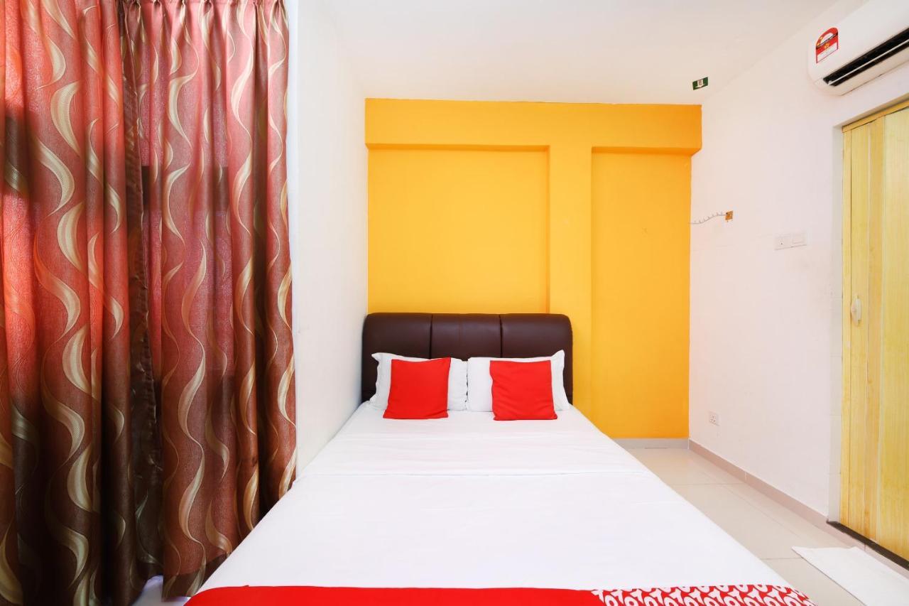 Super Oyo 414 Adiff Palace Hotel Sepang Exterior photo