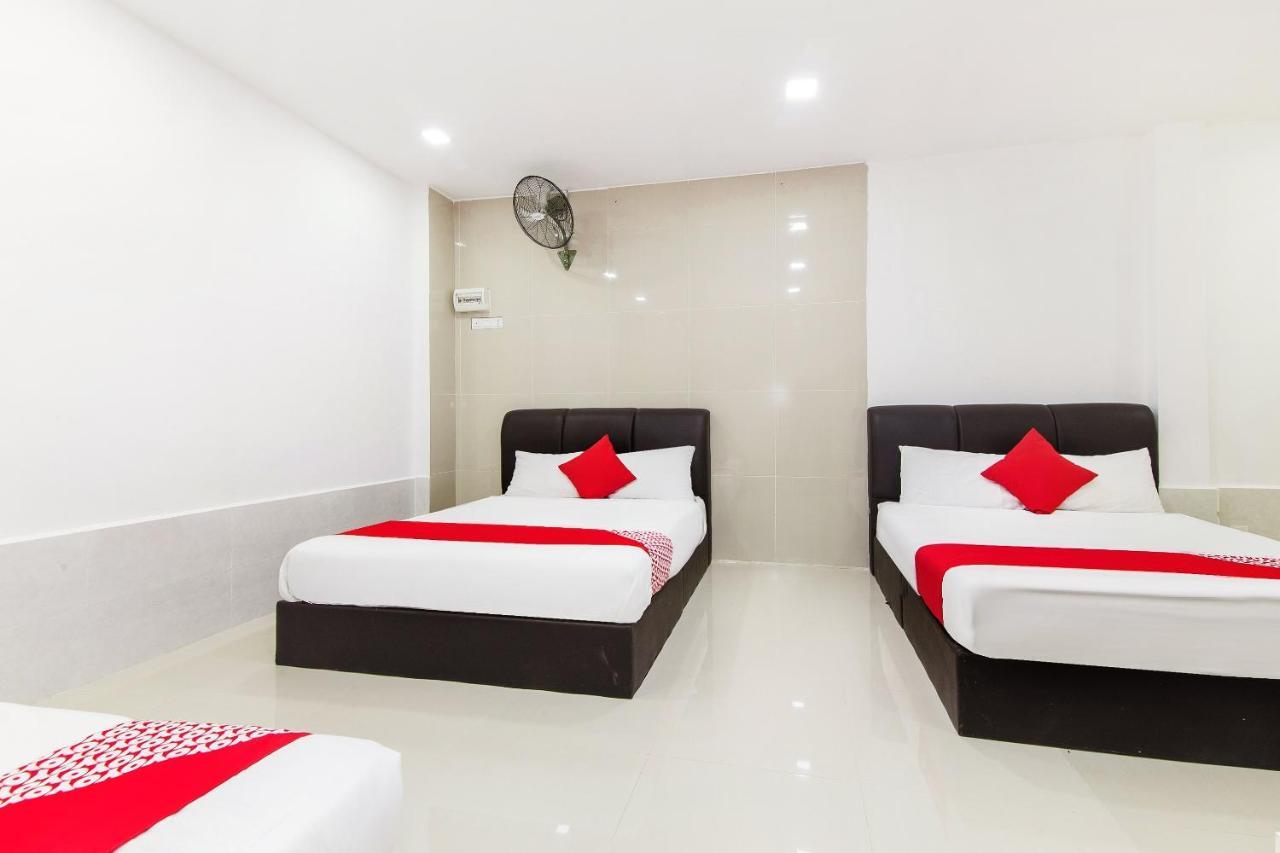Super Oyo 414 Adiff Palace Hotel Sepang Exterior photo
