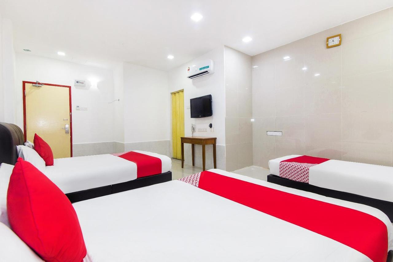 Super Oyo 414 Adiff Palace Hotel Sepang Exterior photo
