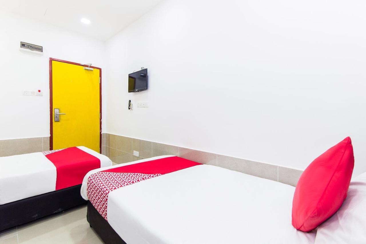 Super Oyo 414 Adiff Palace Hotel Sepang Exterior photo