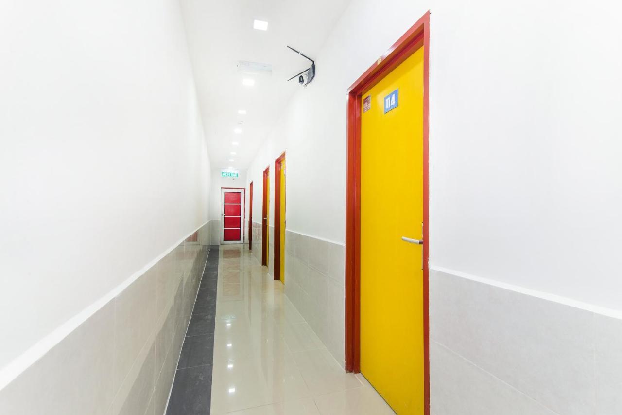 Super Oyo 414 Adiff Palace Hotel Sepang Exterior photo