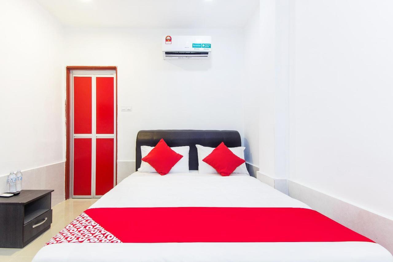 Super Oyo 414 Adiff Palace Hotel Sepang Exterior photo