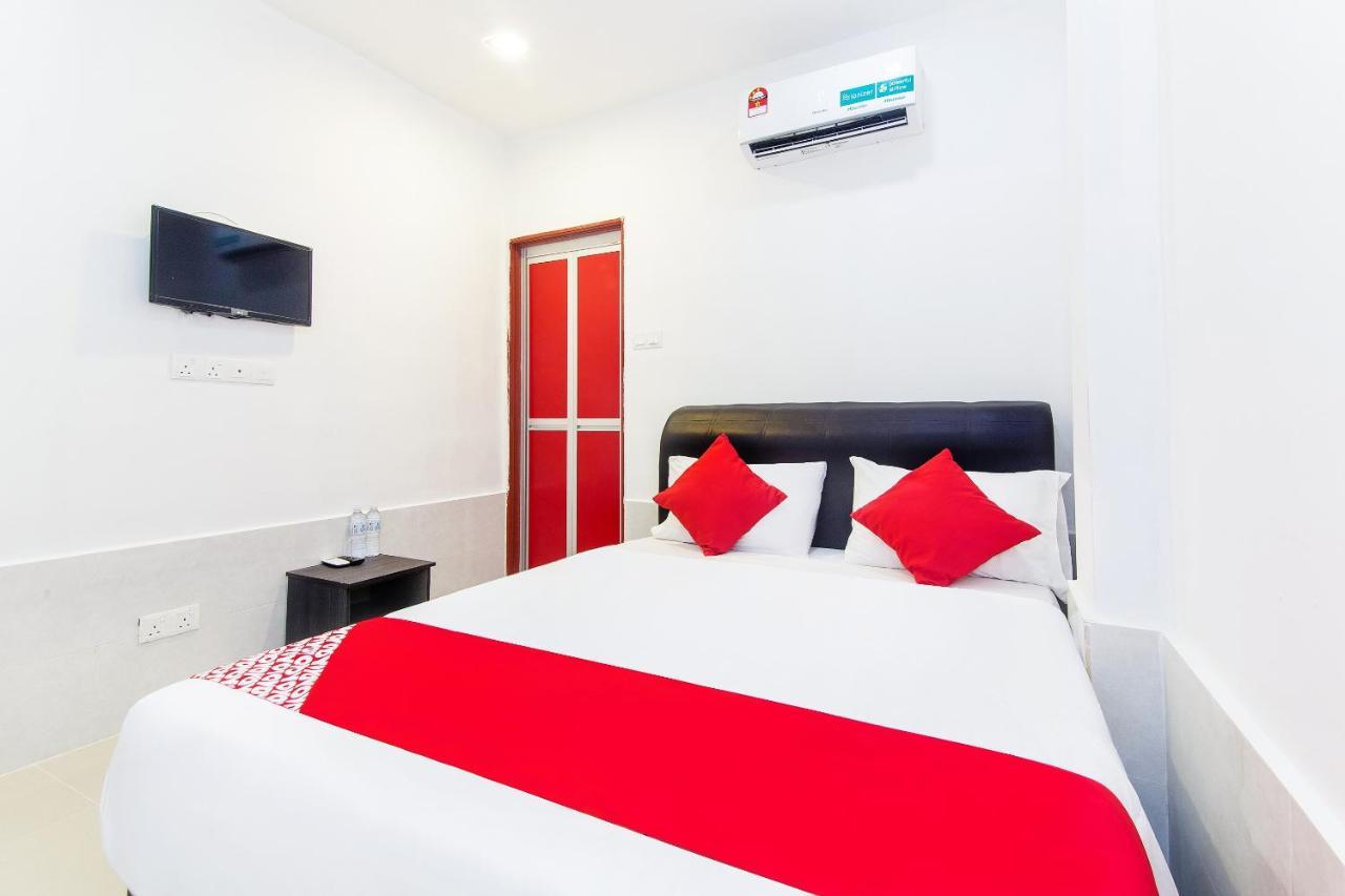 Super Oyo 414 Adiff Palace Hotel Sepang Exterior photo