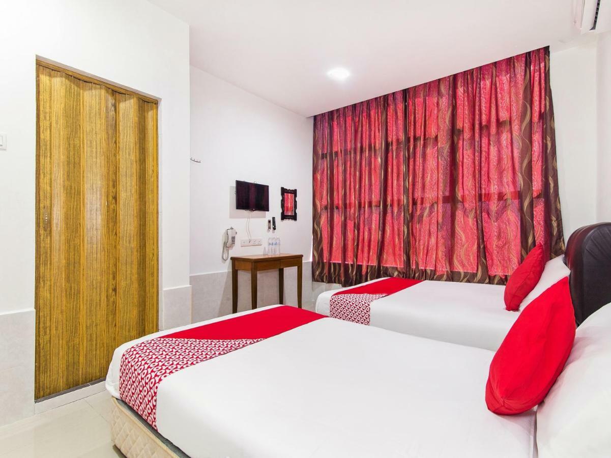 Super Oyo 414 Adiff Palace Hotel Sepang Exterior photo