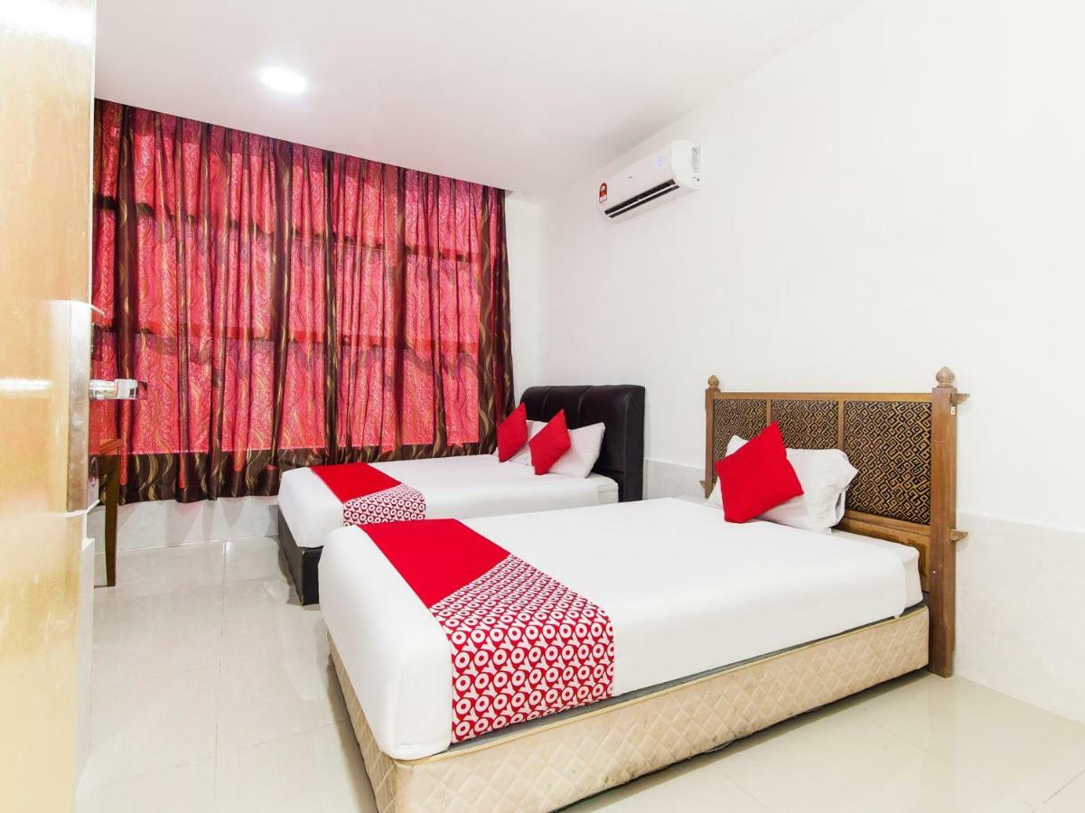 Super Oyo 414 Adiff Palace Hotel Sepang Exterior photo