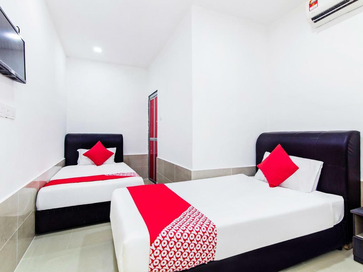 Super Oyo 414 Adiff Palace Hotel Sepang Exterior photo