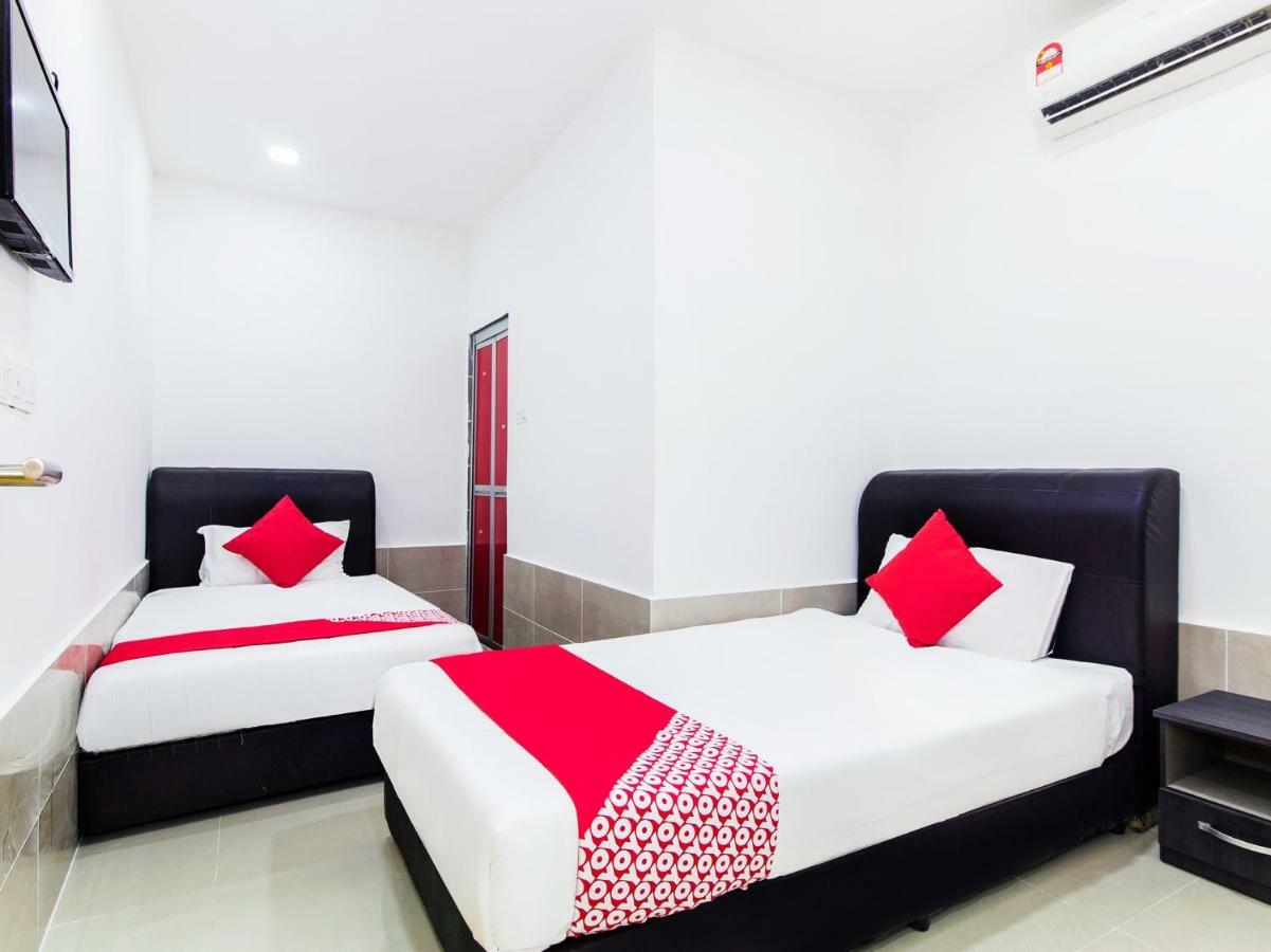 Super Oyo 414 Adiff Palace Hotel Sepang Exterior photo