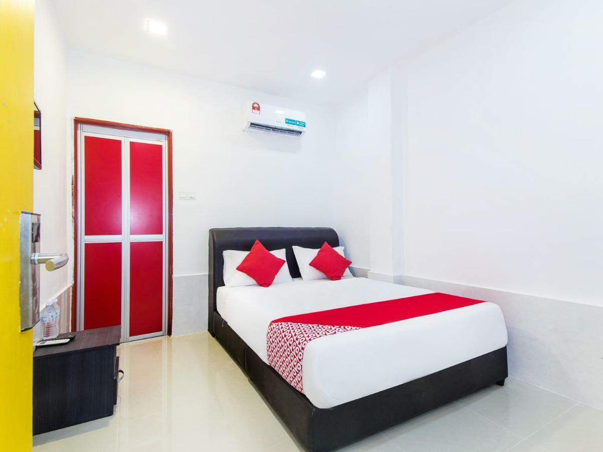 Super Oyo 414 Adiff Palace Hotel Sepang Exterior photo