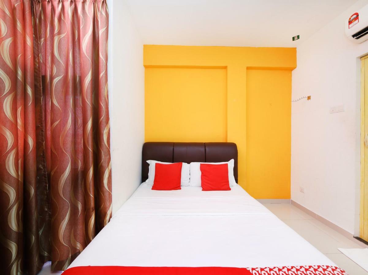 Super Oyo 414 Adiff Palace Hotel Sepang Exterior photo