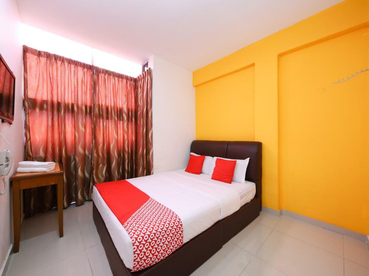 Super Oyo 414 Adiff Palace Hotel Sepang Exterior photo