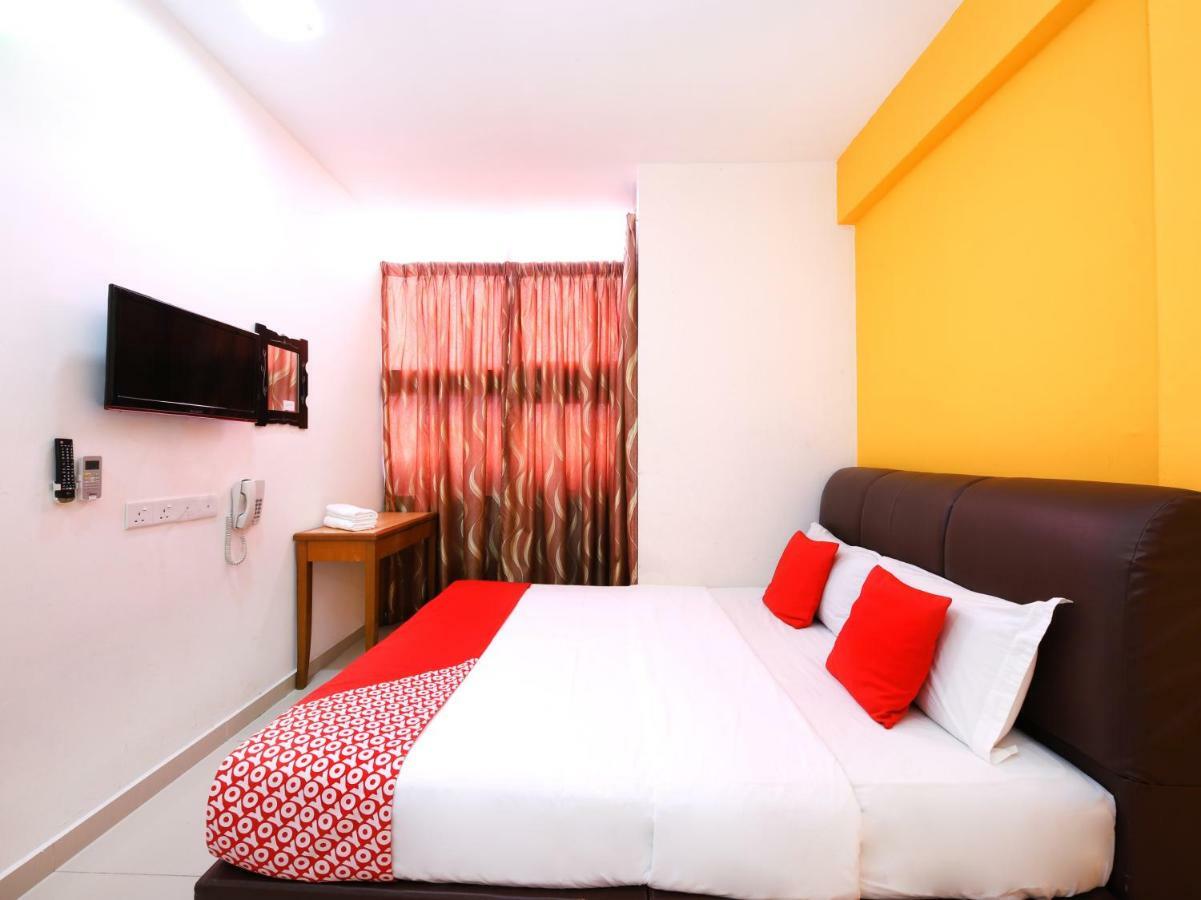 Super Oyo 414 Adiff Palace Hotel Sepang Exterior photo