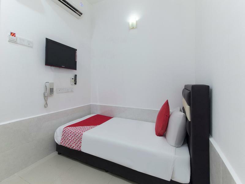 Super Oyo 414 Adiff Palace Hotel Sepang Exterior photo