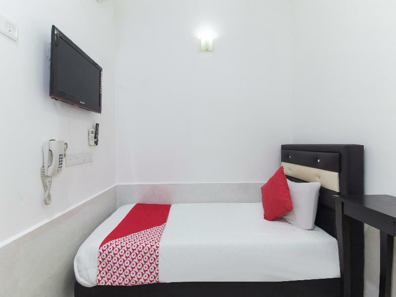 Super Oyo 414 Adiff Palace Hotel Sepang Exterior photo