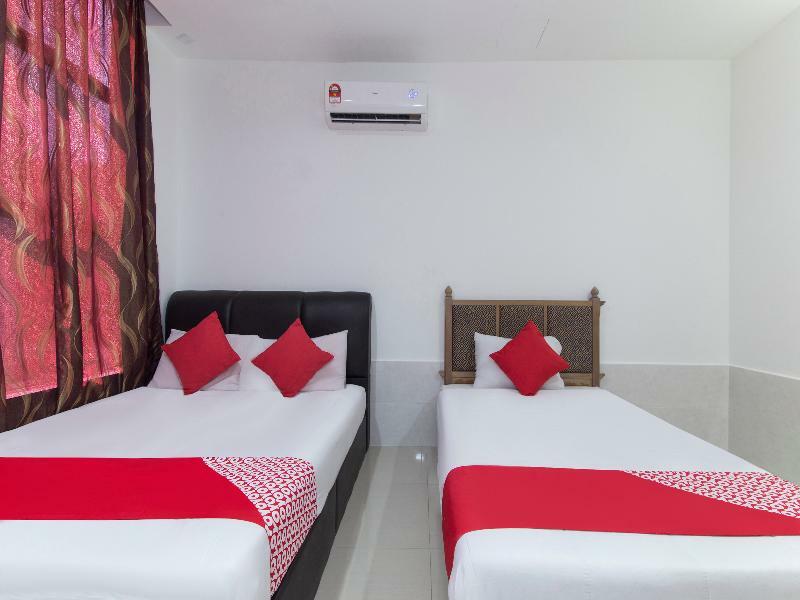 Super Oyo 414 Adiff Palace Hotel Sepang Exterior photo